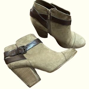 Carlos Santana HARVEST Size 9.5 Taupe/Tan faux Suede Heels Bootie Boots